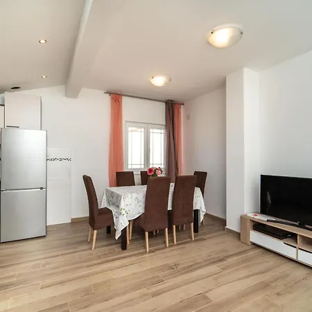 2 Bedroom Awesome In * 비오그라드나모루