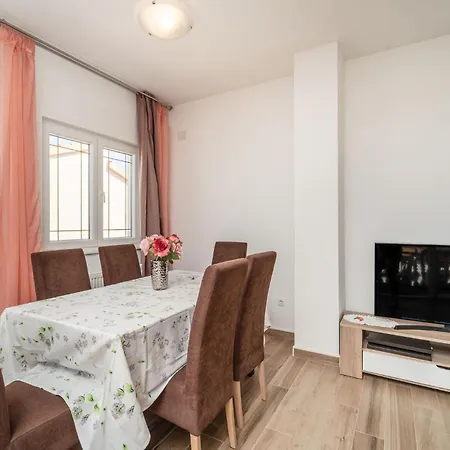 2 Bedroom Awesome In 아파트 비오그라드나모루